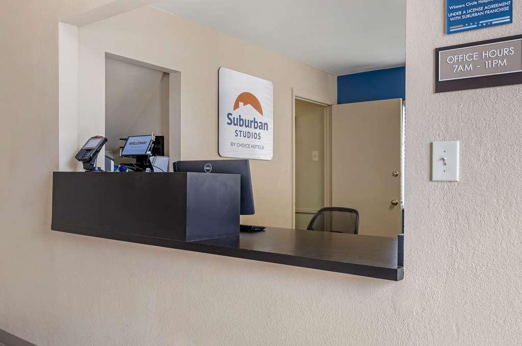 Suburban Studios Louisville East Dalaman gambar